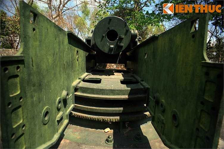 Mỗi khẩu pháo làm bằng thép với 5 bộ phận chính là bệ pháo, giá súng, nòng súng, buồng đạn và đuôi nòng. Bệ pháo cao 1,1m hình tròn đường kính 3m chia làm bốn tầng. Phía trên bệ là phần giá súng với chiều cao 0,85m, đường kính trong 0,3m. Nòng súng dài 2,82m, đường kính lớn 0,42m, đường kính nhỏ 0,24m. Buồng đạn dài 1,28m. Đuôi pháo dài 3m.