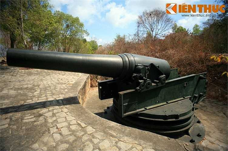 Các khẩu pháo được đặt trên mâm pháo có thể quay 360 độ và nâng cao hay hạ thấp tầm bắn nhờ vào hệ thống đĩa có răng cưa gắn với bệ pháo cố định.