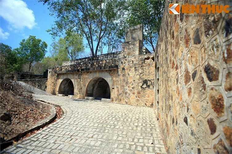 Phía sau mỗi khẩu pháo đều có hầm chứa đạn, hầm pháo thủ và hệ thống giao thông hào liên kết với các cổ pháo khác xung quanh.