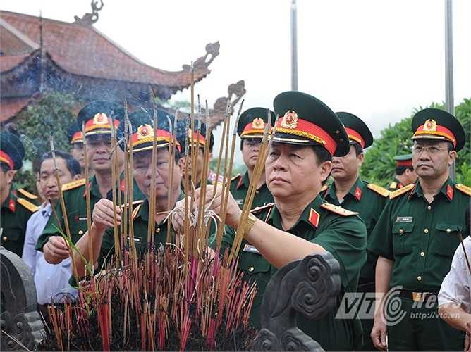 Trước lễ phát động, Trung tướng Nguyễn Trọng Nghĩa đã đến dâng hương ở nhà tưởng niệm Bác Hồ, thuộc khu di tích ATK Định Hóa