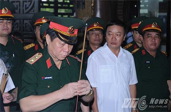 Trước lễ phát động, Trung tướng Nguyễn Trọng Nghĩa đã đến dâng hương ở nhà tưởng niệm Bác Hồ, thuộc khu di tích ATK Định Hóa