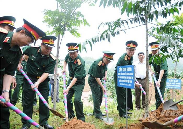 Sau đó Trung tướng và các đại diện ban tổ chức hành trình đã trồng cây lưu niệm ở khu di tích