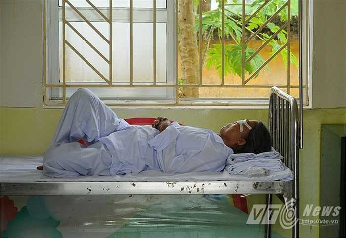 Các bệnh nhân sau khi mổ được nghỉ ngơi tại khu vực hậu phẫu