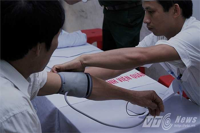 Ngoài mổ đục thủy tinh thể, các y bác sĩ quân đội cũng tổ chức thăm khám sức khỏe thông thường cho người dân địa phương