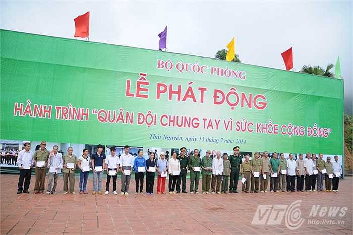 Trước đó, 60 hộ chính sách thuộc 2 xã của huyện Định Hóa đã được nhận quà từ ban tổ chức hành trình