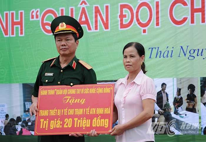 Đại diện quân khu 1, Thiếu tướng Trần Xuân Quang tặng trang thiết bị y tế cho xã Phú Đình, Định Hóa