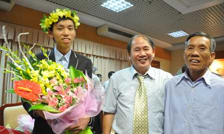 Cha mẹ phụ hồ, con trai giành Huy chương Vàng Toán quốc tế