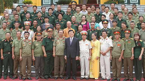 Chủ tịch nước Trương Tấn Sang chụp ảnh lưu niệm cùng các cựu chiến binh sư đoàn 356 - Ảnh: Võ Văn Thành
