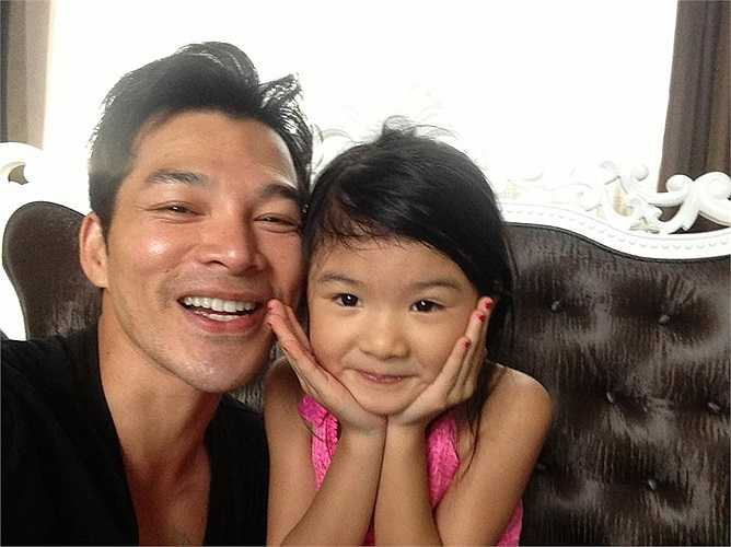 Trần Bảo Sơn hạnh phúc bên cô công chúa nhỏ Bảo Tiên.