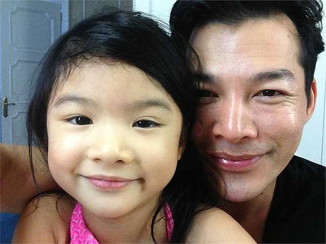 Bận rộn với lịch làm việc, Trần Bảo Sơn luôn bên con gái những lúc có thể.