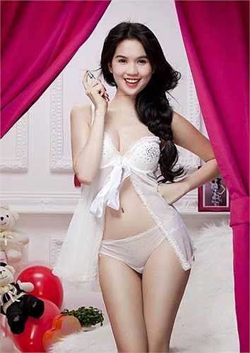 Trong suốt cuộc trò chuyện kéo dài hơn 30 phút đồng hồ, Ngọc Trinh chỉ khóc, luôn bị lúng túng, không thể nói nên lời khiến cuộc trò chuyện không mạch, logic.