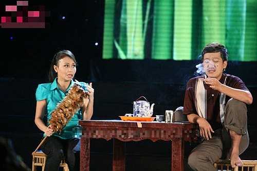 Ngoài việc ca hát, Cẩm Ly được đánh giá là một bạn diễn khá ăn ý của nhiều diễn viên hài kịch trong các tiểu phẩm hài mà cô được mời tham gia với vai trò khách đặc biệt.