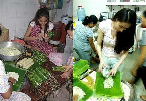 Thuỷ Tiên luôn tự tin rằng mình có khiếu nhất trong việc gói bánh chưng, bánh tét. Mới đây, cô cũng nhận được nhiều lời khen khi trổ tài nội trợ chăm sóc chồng con.