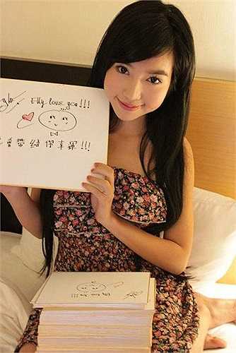 Ngoài việc đóng phim, Elly Trần từng có ước mơ làm ca sĩ. Tuy nhiên, vì bận rộn với công việc ở nước ngoài nên niềm đam mê ca hát chỉ được Elly Trần chỉ thể hiện qua những ca khúc mà cô thu âm và chia sẻ trên trang cá nhân.