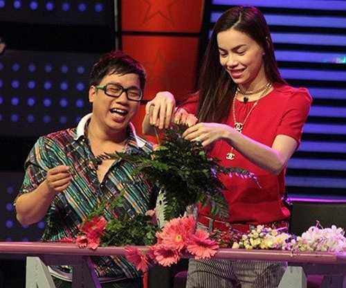 Hồ Ngọc Hà tự tin trổ tài cắm hoa trên sóng truyền hình.