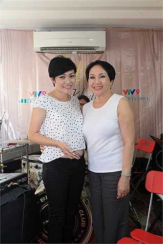 Lệ Thu cùng vơí các khách mời đã tích cực tập luyện cùng ban nhạc Nguyễn Quang.