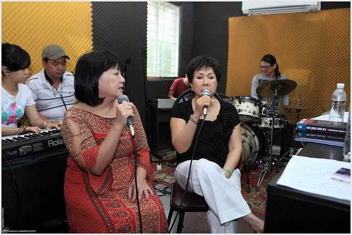 Chương trình gồm 3 chương chính trên sóng truyền hình là 'Thu hát cho người', 'Mắt lệ cho người', 'Mười năm tình cũ'.