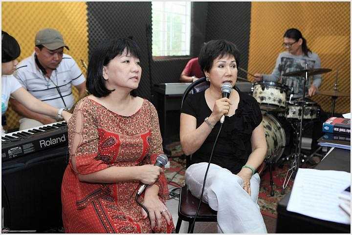 Ngoài ra còn một phần hát giao lưu ngoài sóng trực tiếp mang tên 'Hát theo yêu cầu'.