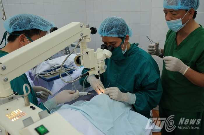 Quân đội mổ đục thủy tinh thể miễn phí cho người dân ATK