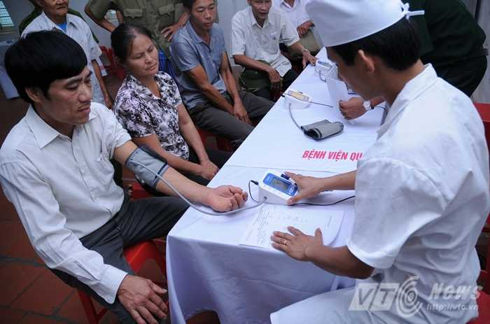 Quân đội mổ đục thủy tinh thể miễn phí cho người dân ATK