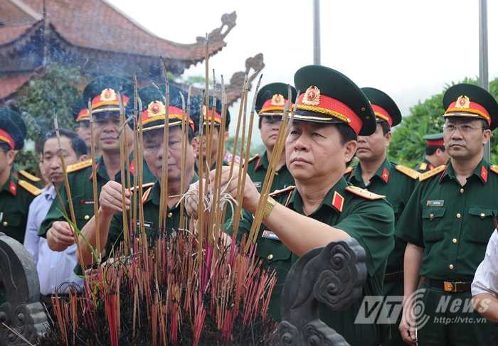 Quân đội mổ đục thủy tinh thể miễn phí cho người dân ATK