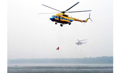 Mi 171-SAR 01 diễn tập đưa phân đội đặc nhiệm cứu nạn trên biển