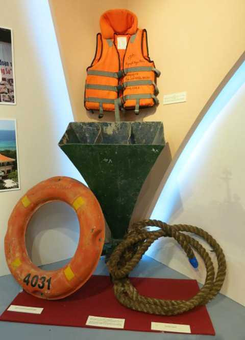 trưng bày, tàu CSB, Việt Nam, Trung Quốc, tấn công, đâm rách