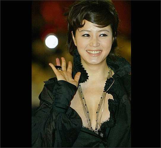 Những trang phục có thiết kế cổ rộng cùng Kim Hye Soo xuất hiện rất nhiều trên thảm đỏ.