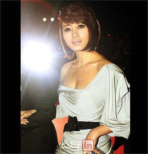 Ngoài vẻ đẹp nơi vòng 1, Kim Hye Soo còn duy trì được vóc dáng săn chắc đáng ngưỡng mộ ở tuổi 44.