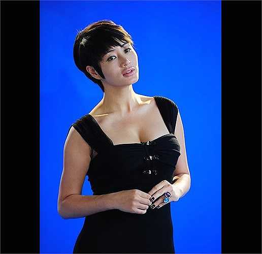 Không chỉ trên thảm đỏ, Kim Hye Soo còn phô diễn lợi thế trong các bộ ảnh thời trang.