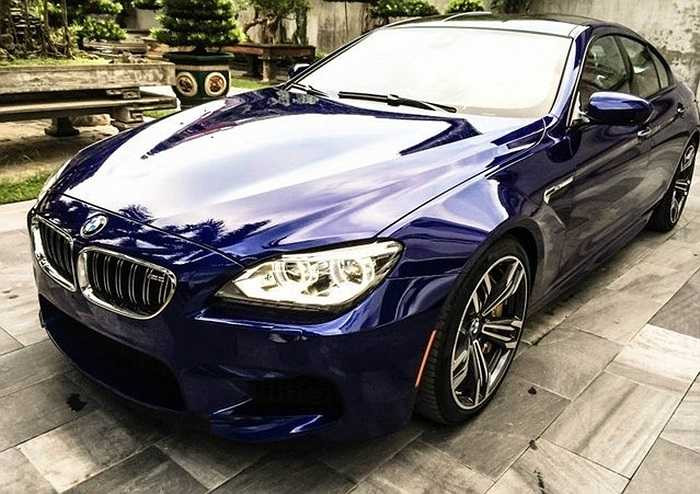 Chiếc xe hạng sang tiền tỷ tại thị trường Việt Nam được sơn màu xanh San Marino tuyệt đẹp. Bên trong là không gian nội thất màu đỏ-đen bắt mắt. Đây là một trong hai chiếc BMW M6 Gran Coupe mới về Việt Nam.