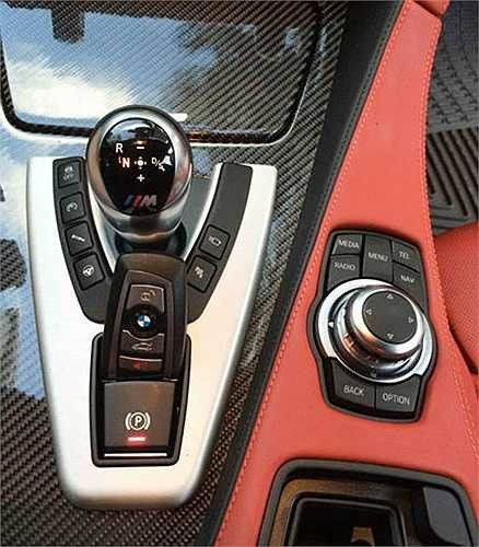 Sức mạnh động cơ được truyền tới cầu sau thông qua hộp số ly hợp lép M Double Clutch 7 cấp.