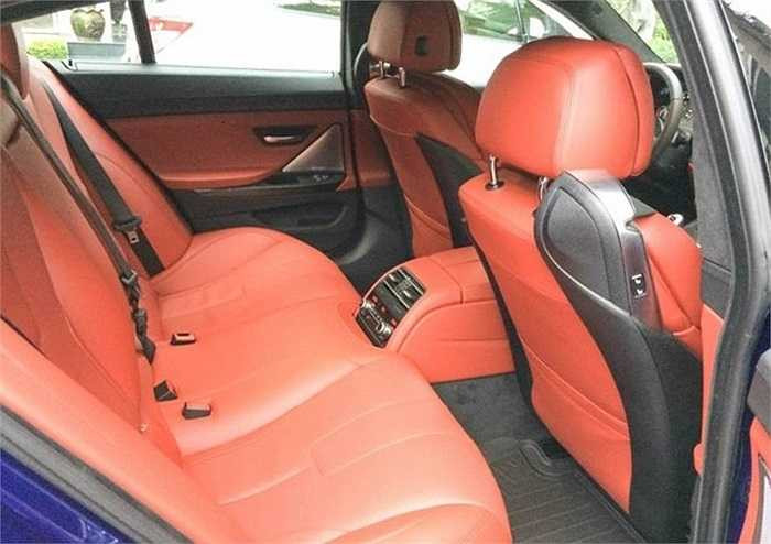 Điều hòa 4 vùng tự động với bảng điều khiển trong hộc đựng đồ phía sau. 