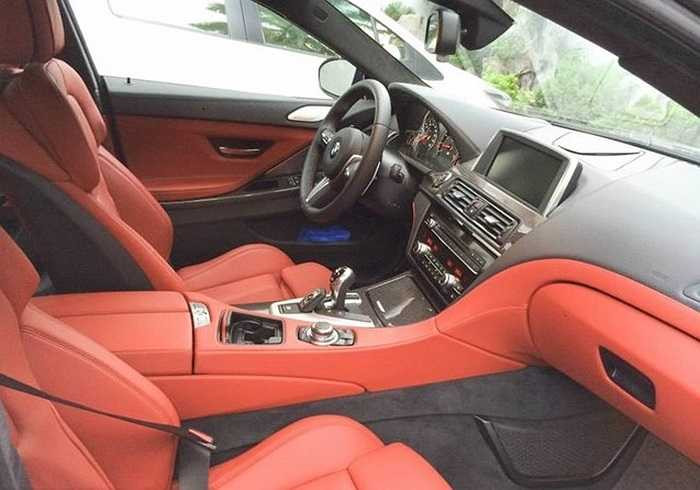 Nội thất da sang trọng, ghế người lái và hành khách phía trước sưởi ấm, gương chiếu hậu chống chói tự động, hệ thống báo động, radio BMW Professional tích hợp loa hi-fi 