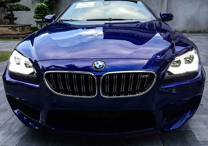 Để đảm bảo an toàn cho người sử dụng, hãng BMW đã đưa hệ thống điều chỉnh khoảng cách đỗ xe, camera chiếu hậu, giới hạn tốc độ, cảnh báo chuyển làn đường