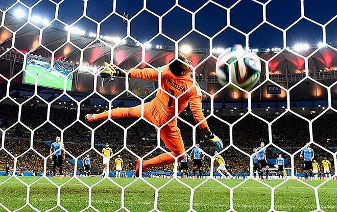 Khoảnh khắc thủ môn Muslera của Uruguay bị bắn hạ bởi siêu phẩm của James Rodriguez ở trận đấu thuộc vòng 1/8 với Colombia.