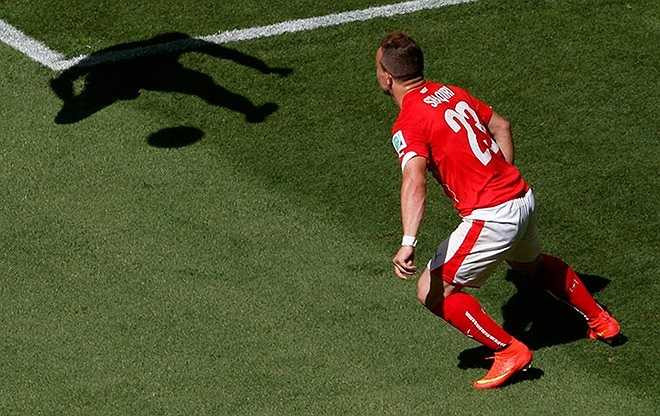 Trong tấm hình này Shaqiri giống như đang đuổi theo một cái bóng.
