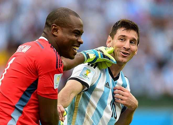 Mặc dù bị Messi chọc thủng lưới 2 lần nhưng thủ môn Vincent Enyeama vẫn rất tươi cười, thân thiện với siêu sao người Argentina.