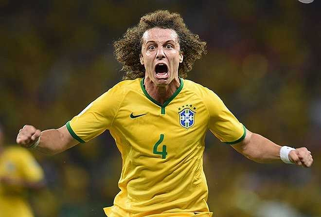 Khuôn mặt biểu cảm đáng sợ của David Luiz sau khi ghi bàn vào lưới Colombia. Thực tế sau khi ghi bàn hậu vệ này chạy thẳng hướng về ống kính máy quay.