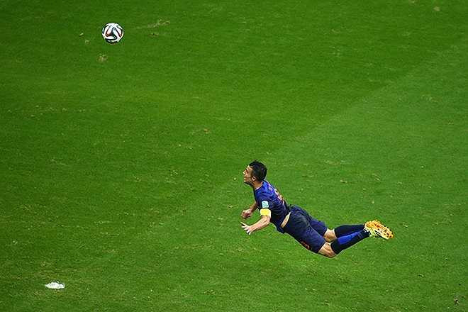 Siêu phẩm bay người trên không đánh đầu ghi bàn của Robin van Persie. Pha ghi bàn về sau còn được in hình lên đồng xu của Hà Lan.