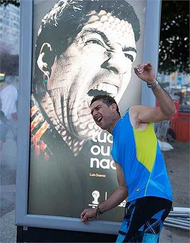 Sau khi Luis Suarez tái hiện màn 'cẩu xực' với Chiellini, một xu hướng mới ra đời khi các CĐV thích chụp hình bị ngôi sao người Uruguay cắn.