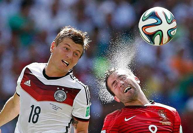 Pha tranh bóng giữa Toni Kroos và Joao Moutinho.