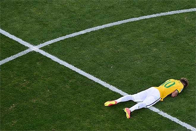 Đây là cách Neymar ăn mừng sau khi Brazil đánh bại Chile để vào tứ kết.