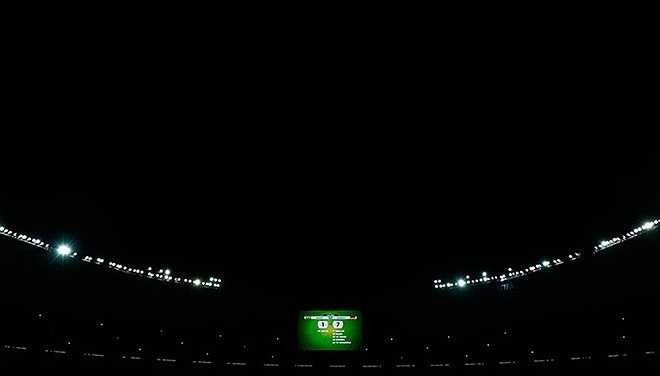 Bóng đêm bao phủ bảng tỷ số 1-7 khi Brazil thua Đức. Không còn gì có thể ấn tượng hơn. Bức hình này về sau được làm ảnh bìa của một loạt tờ báo ở Brazil.