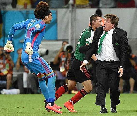 Niềm vui tột cùng của HLV Miguel Herrera cùng thủ môn Ochoa. Đây mới chính là cảm xúc tuyệt vời mà bóng đá mang lại.