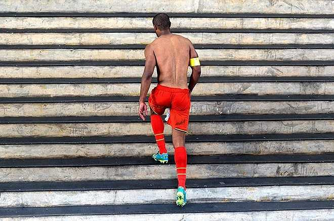 Vincent Kompany đơn độc bước lên những bậc thang trở về phòng thay đồ, cho thấy nỗi buồn vô hạn khi ĐT Bỉ thất bại trước Argentina ở tứ kết và phải chia tay World Cup.