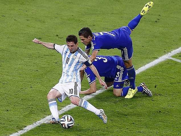 Khoảnh khắc thiên tài của Lionel Messi khi anh vượt qua hàng loạt hậu vệ Bosnia để ghi bàn thắng đầu tiên của mình tại World Cup.