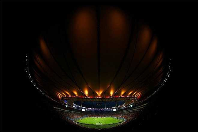 Sử dụng ống kính mắt cá, tay ảnh Julian Finney đã cho thấy góc nhìn khác về sân Maracana. Ánh sáng trong bức ảnh này là tuyệt vời.