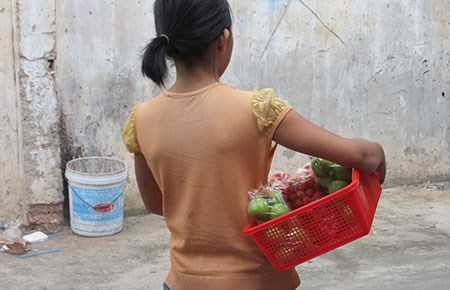  Sau khi bà D. trả cho mẹ, hằng ngày cháu Tr. vẫn đi bán vé số, trái cây cùng mẹ. Ảnh: TK