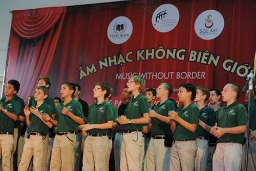 Đoàn hợp xướng giành giải Grammy giao lưu tại Vinschool